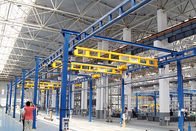 Micro cranes generally refer to lifting equipment with a weight of less than 6 tons and are easy to transport and use, such as small cranes, etc. In the European Union, the United States and other developed markets, the application of micro-cranes has been very extensive, while in China, micro-crane application promotion is only beginning to take shape.   Micro cranes are suitable for a variety of lifting and loading and unloading operations in buildings, such as the installation of indoor glass, the lifting of indoor wall panels, or the transport of various small and medium-sized cargo. To a certain extent, micro-cranes can make up for the limitations of the application of lifting machinery, which is the main reason for the industry experts to be very optimistic about the market prospect of cranes.   Of course, micro crane's low cost, no investment risk and other characteristics, are also  important reasons for market and user acceptance.In fact, with the accelerating of urbanization, the construction of rail network transportation to launch and implementation of the national strategy and project engineering,experts believe that the mini-crane market may be large-scale development in the next five years.4.jpg