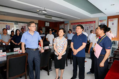 the tour group visit "Wu Qingfu Labor Model Studio"