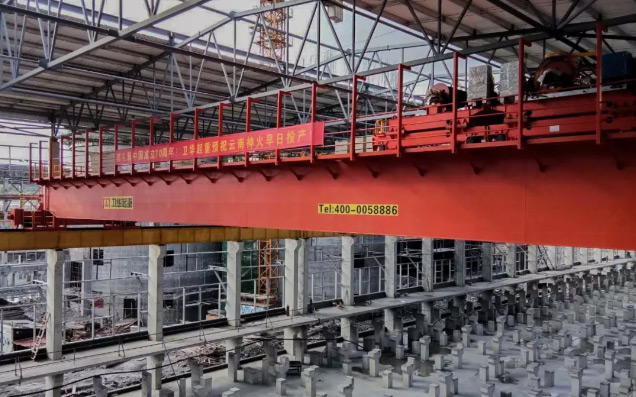 Electrolytic aluminum crane